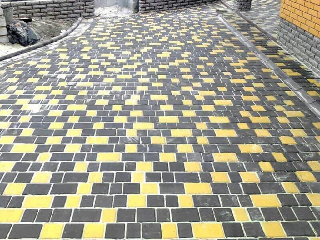 Плитка желто коричневая. Тротуарная плитка серая с желтым. Брусчатка серая с желтым. Брусчатка черная с желтым. Тротуарная плитка серо желтая.
